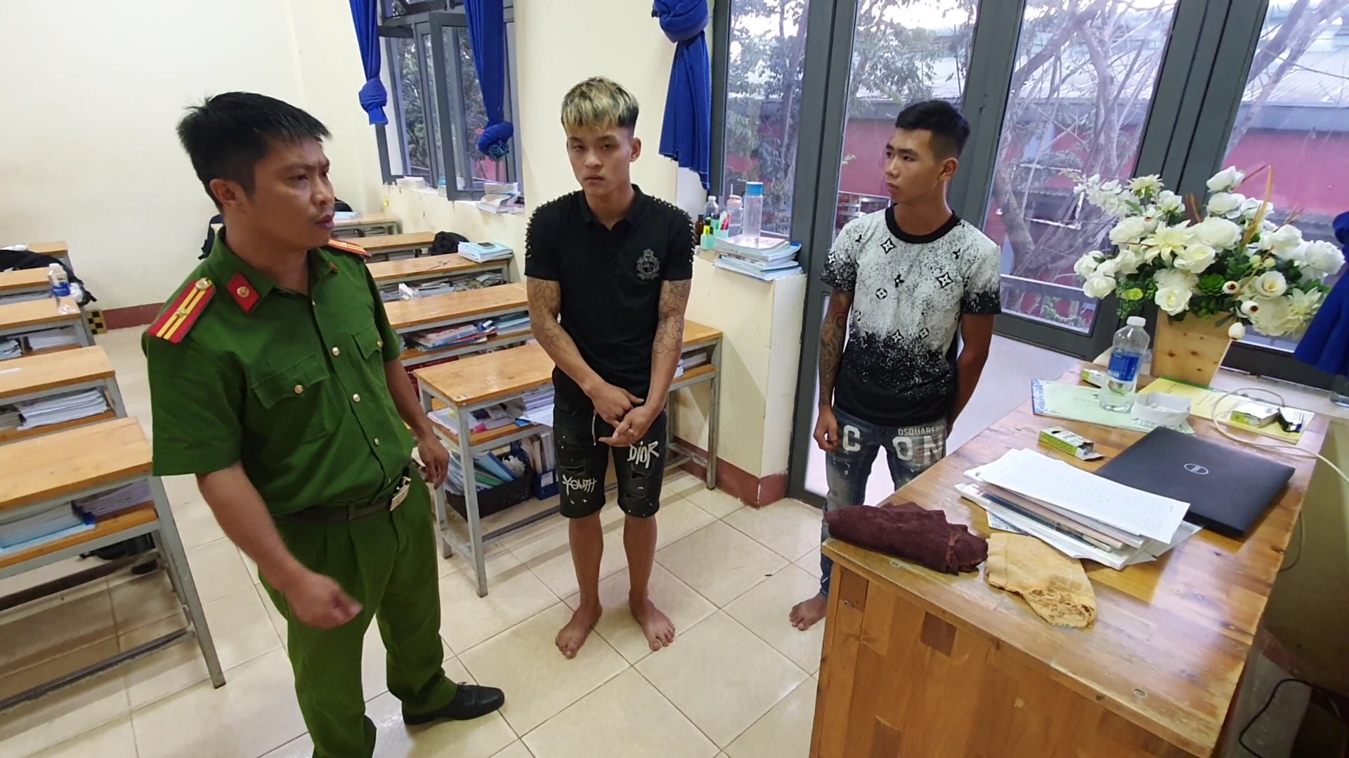 Học tr&ograve; cũ về thăm trường v&agrave; cuỗm 16 m&aacute;y t&iacute;nh - Ảnh 1.