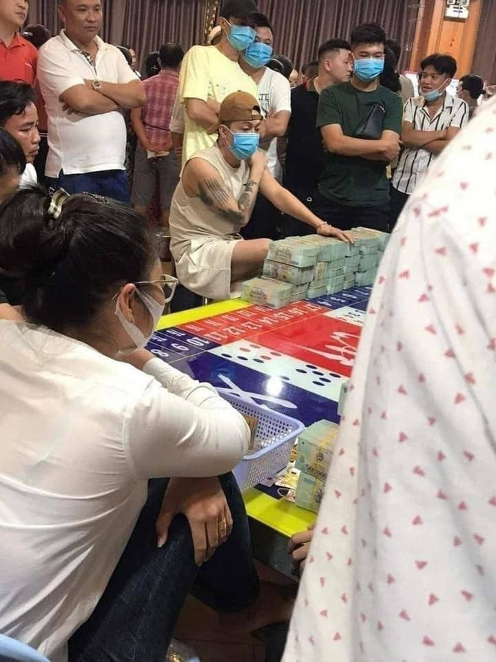 Phía ca sĩ TiTi nói gì về ảnh ngồi bên "núi tiền" trong sòng bạc?