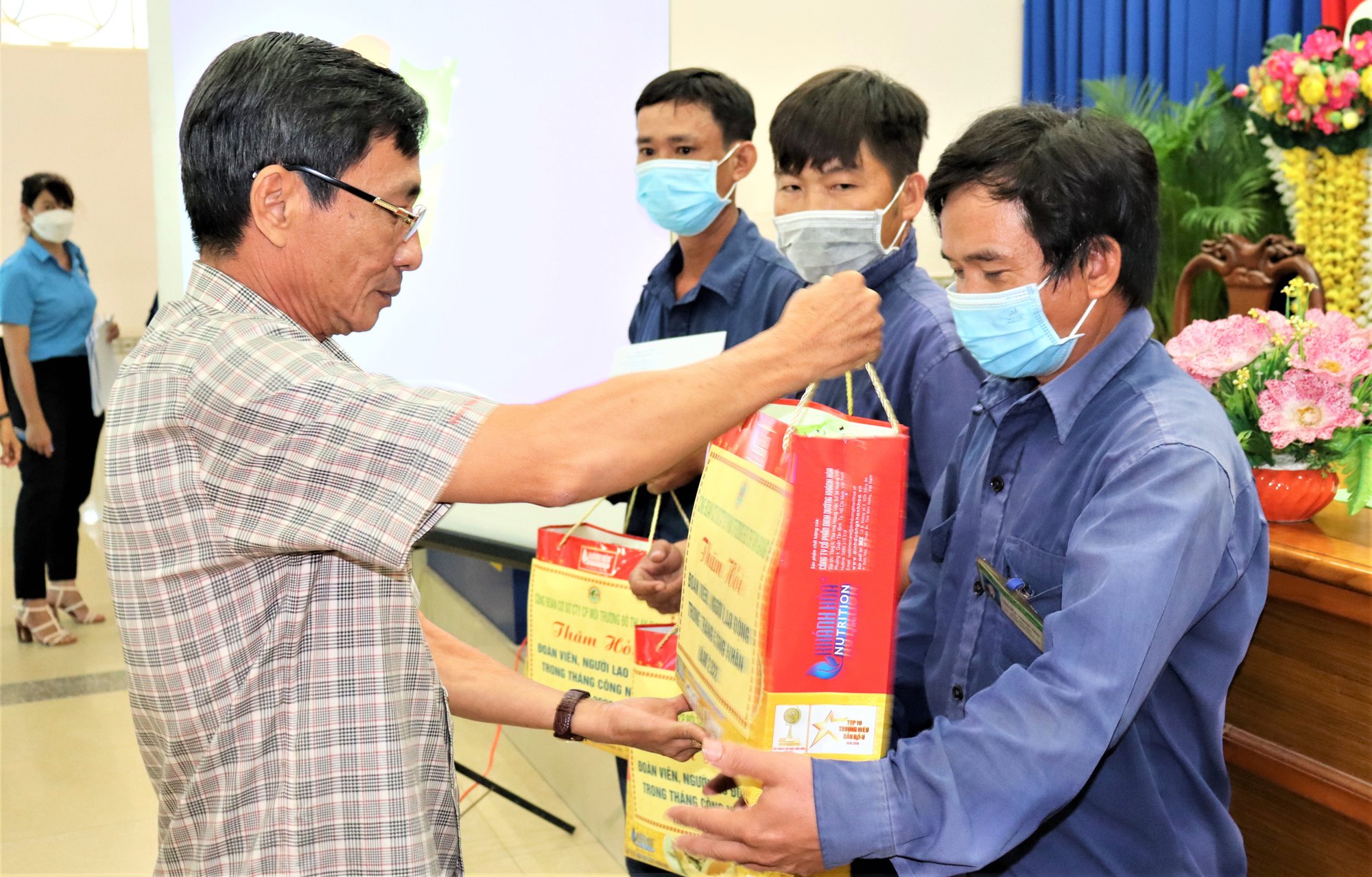 Vượt khó chăm lo cho người lao động