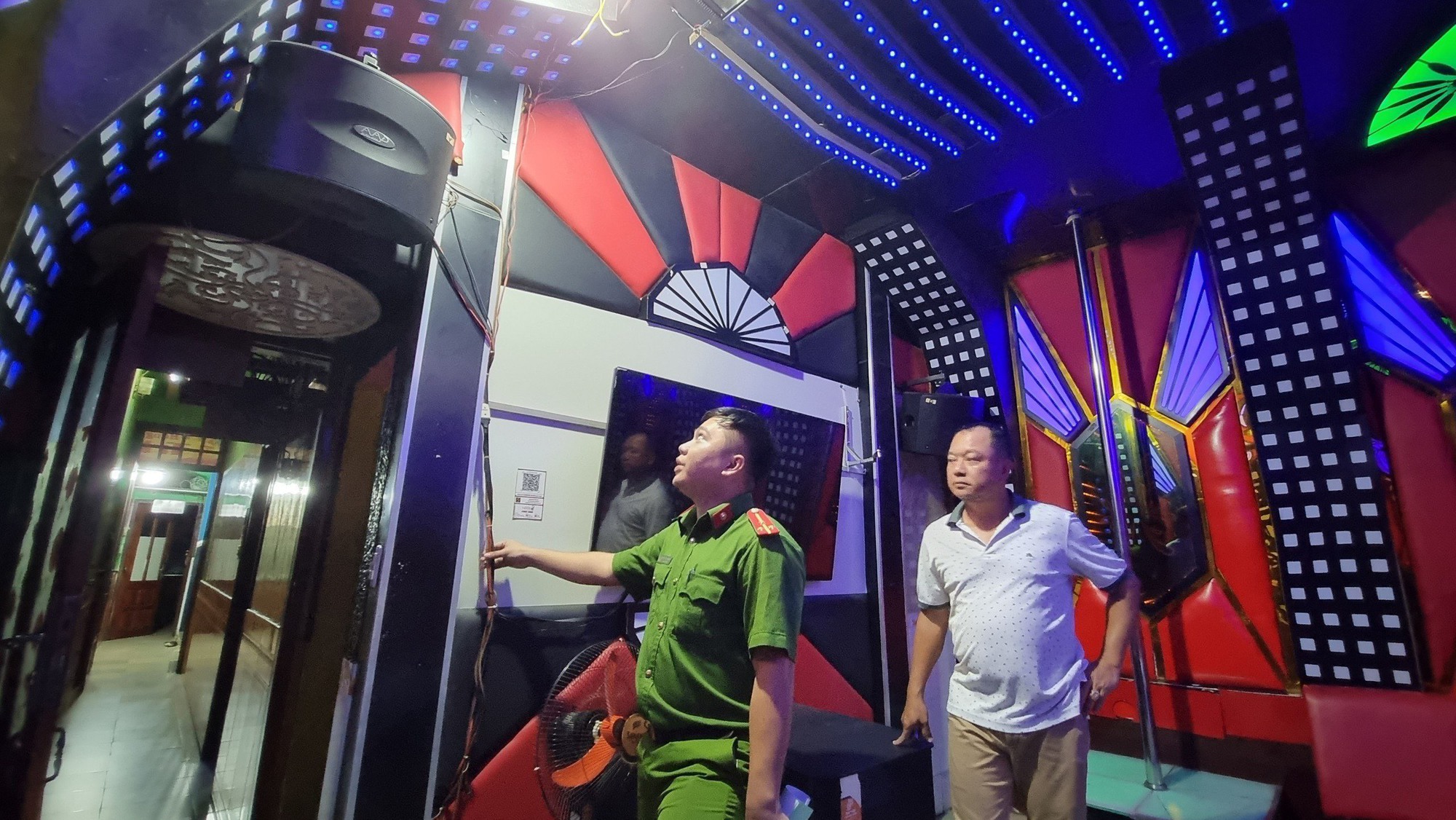 Quảng Ng&atilde;i: Đ&igrave;nh chỉ hoạt động 2 cơ sở karaoke v&igrave; vi phạm PCCC - Ảnh 1.