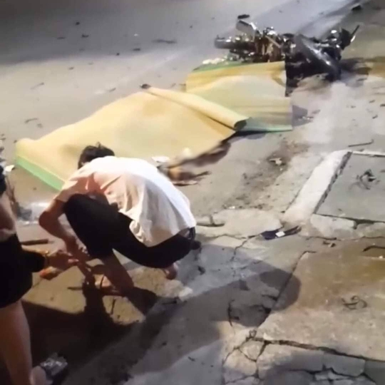 Xe m&aacute;y t&ocirc;ng gốc c&acirc;y b&ecirc;n đường, 2 thanh ni&ecirc;n tử vong tại chỗ - Ảnh 1.