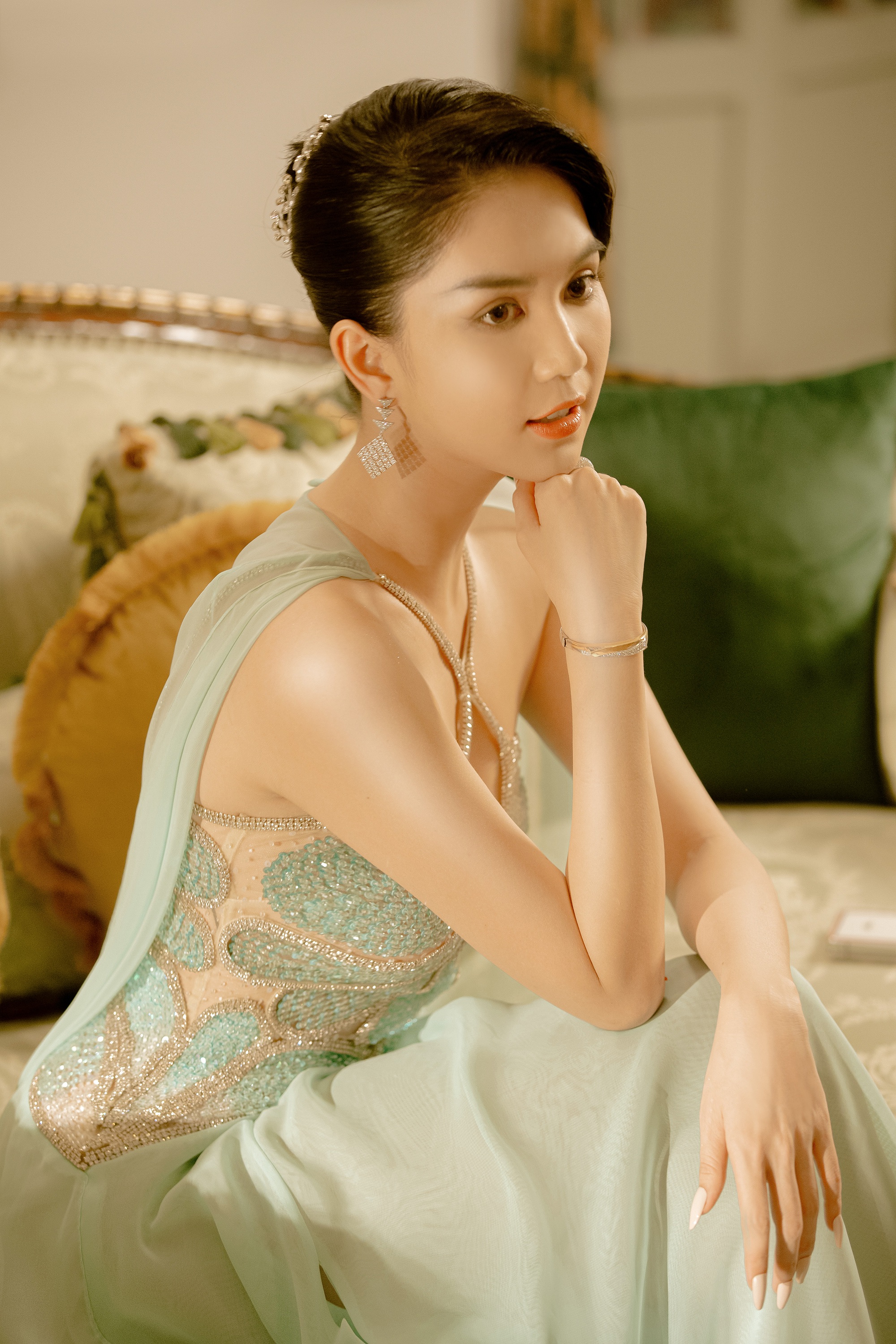 Minh Hằng dạy Ngọc Trinh quyến rũ đ&agrave;n &ocirc;ng trong phim Tết - Ảnh 4.