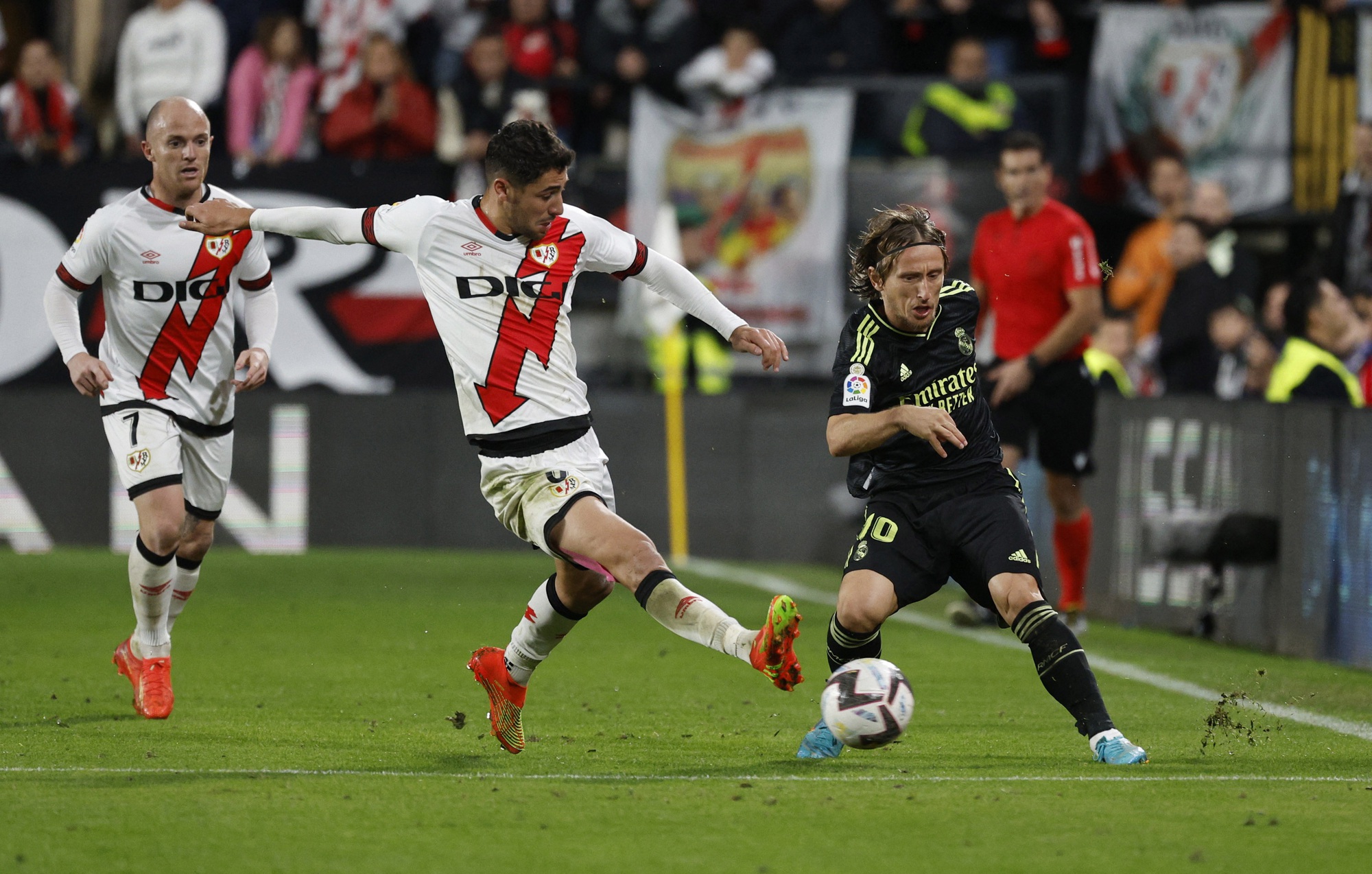 Gục ngã derby thủ đô, Real Madrid mất ngôi đầu La Liga