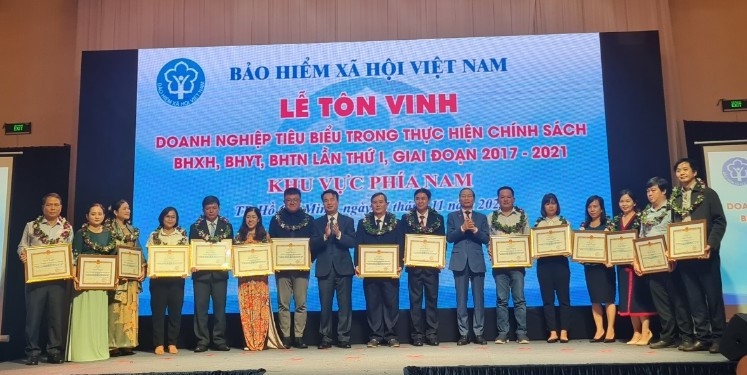 T&ocirc;n vinh 103 doanh nghiệp ph&iacute;a Nam thực hiện tốt ph&aacute;p luật BHXH, BHYT - Ảnh 1.