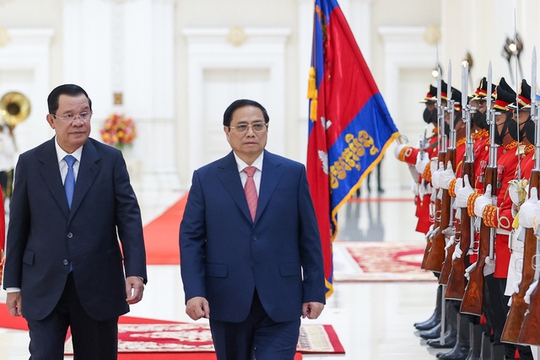 Thủ tướng Hun Sen đón Thủ tướng Phạm Minh Chính thăm chính thức Campuchia