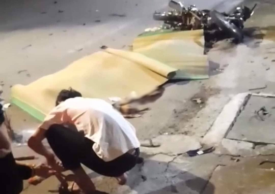 Xe máy tông gốc cây bên đường, 2 thanh niên tử vong tại chỗ