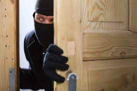 Phá cửa, đột nhập nhiều phòng trong trụ sở UBND xã