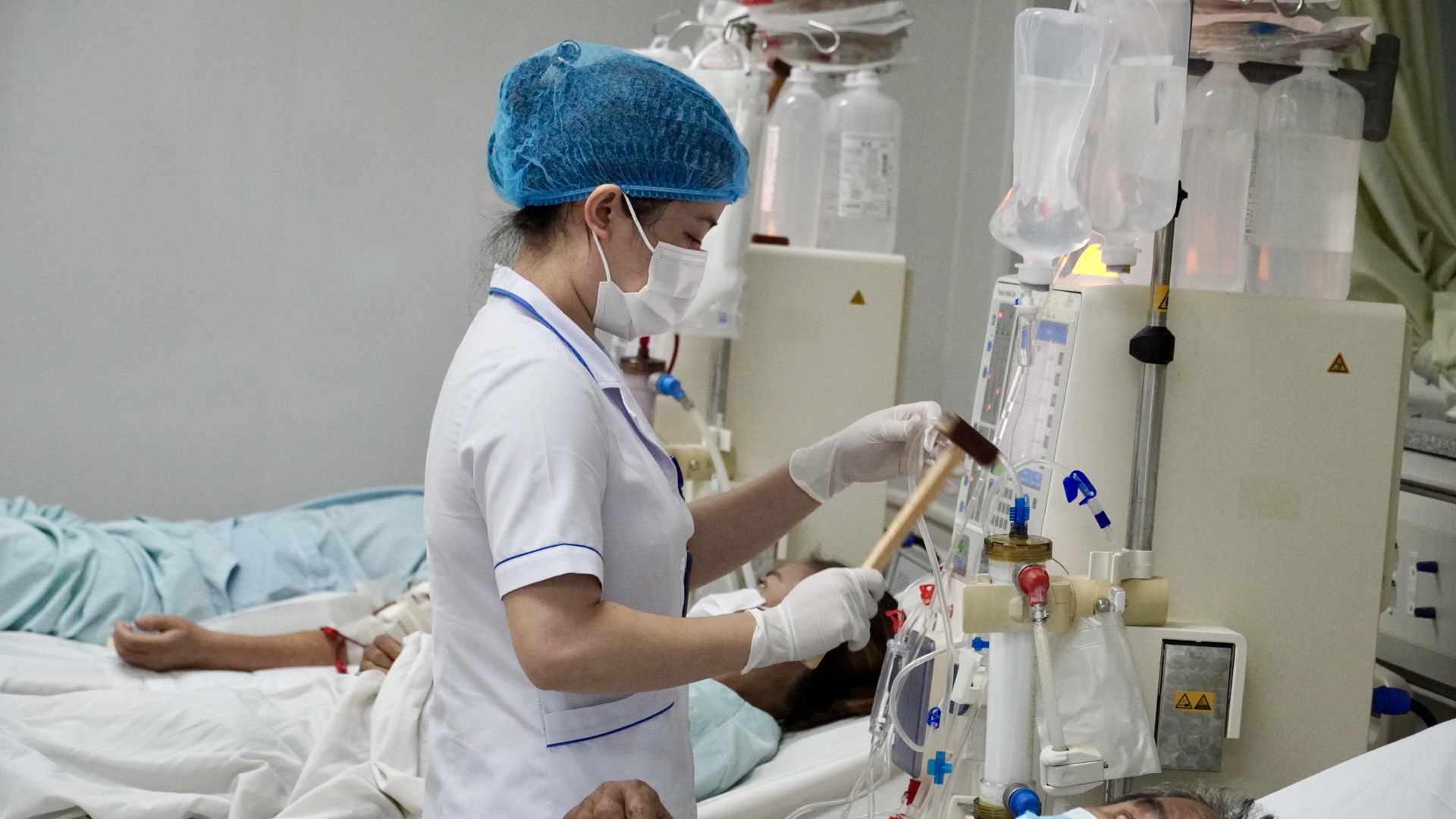 Vụ bệnh nhân chạy thận lúc nửa đêm: Bố trí 2,4 tỉ đồng sửa máy
