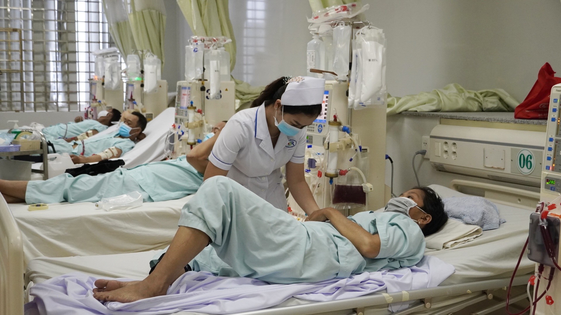 Hàng loạt máy hỏng, bệnh nhân phải chạy thận lúc nửa đêm