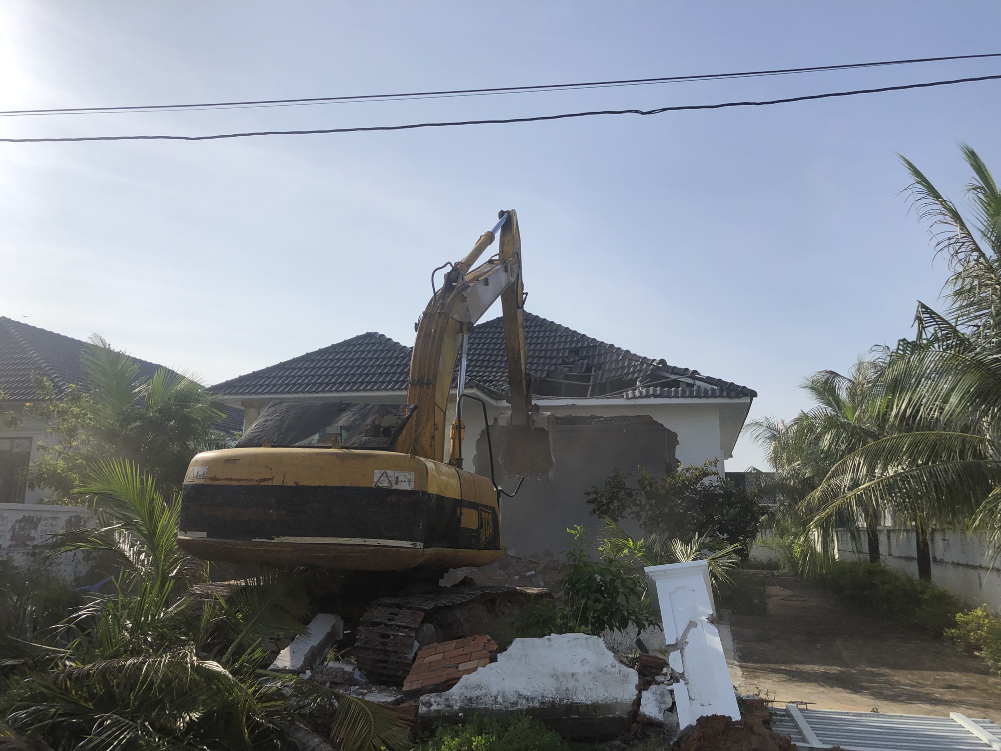 Clip: Cưỡng chế 2 biệt thự trong khu 79 căn ở Phú Quốc - Ảnh 6.