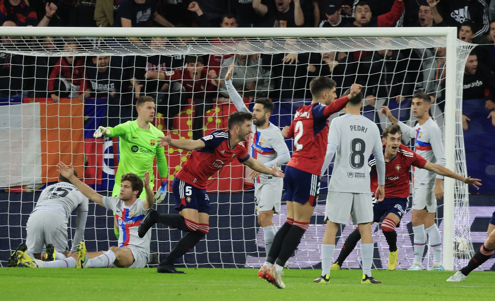 Sao d&iacute;nh thẻ đỏ nghiệt ng&atilde;, Barcelona ngược d&ograve;ng hạ chủ nh&agrave; Osasuna - Ảnh 1.