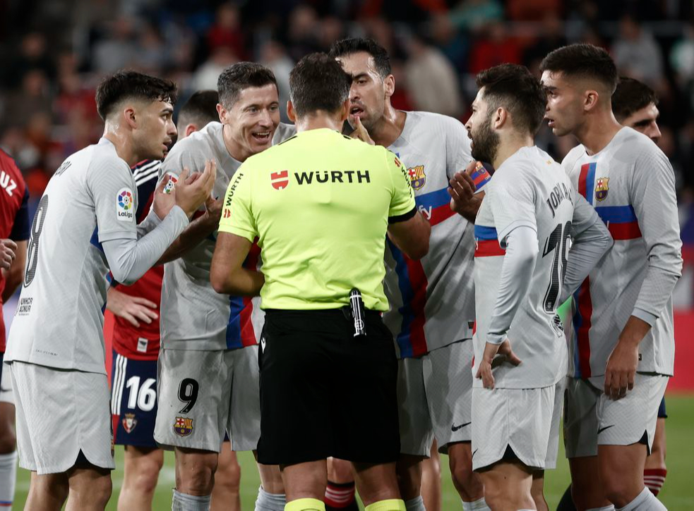 Sao d&iacute;nh thẻ đỏ nghiệt ng&atilde;, Barcelona ngược d&ograve;ng hạ chủ nh&agrave; Osasuna - Ảnh 3.