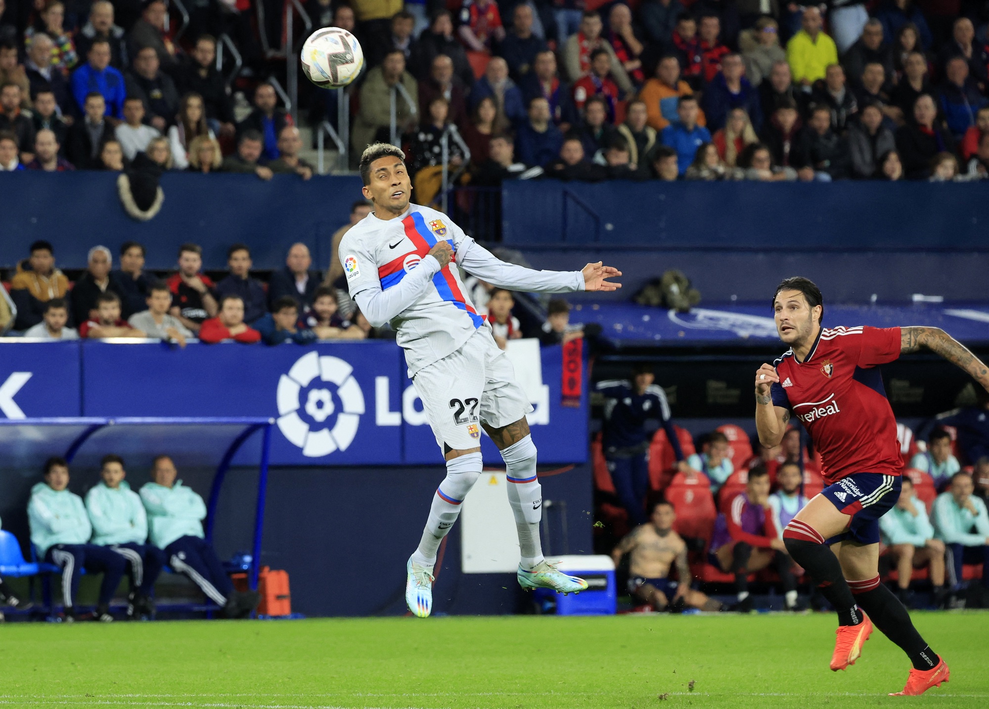 Sao d&iacute;nh thẻ đỏ nghiệt ng&atilde;, Barcelona ngược d&ograve;ng hạ chủ nh&agrave; Osasuna - Ảnh 6.