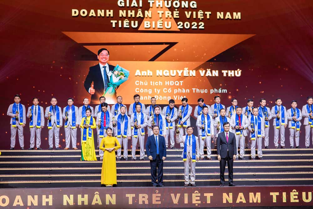 Doanh nhân Nguyễn Văn Thứ được bình chọn Doanh nhân trẻ tiêu biểu 2022 - Ảnh 2.