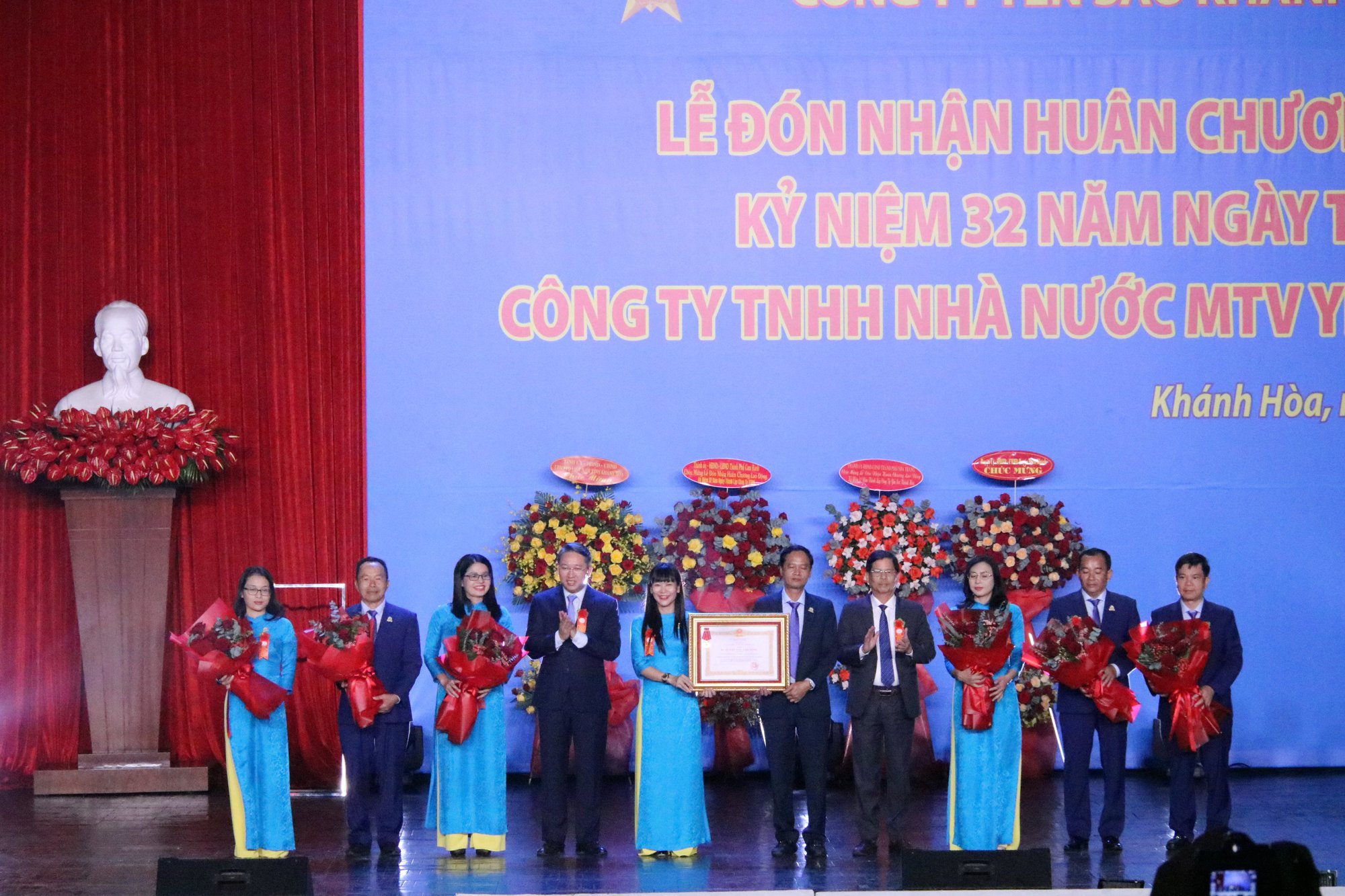 Công ty Yến sào Khánh Hòa: Đón nhận 2 Huân chương Lao động và Cờ thi đua Chính phủ