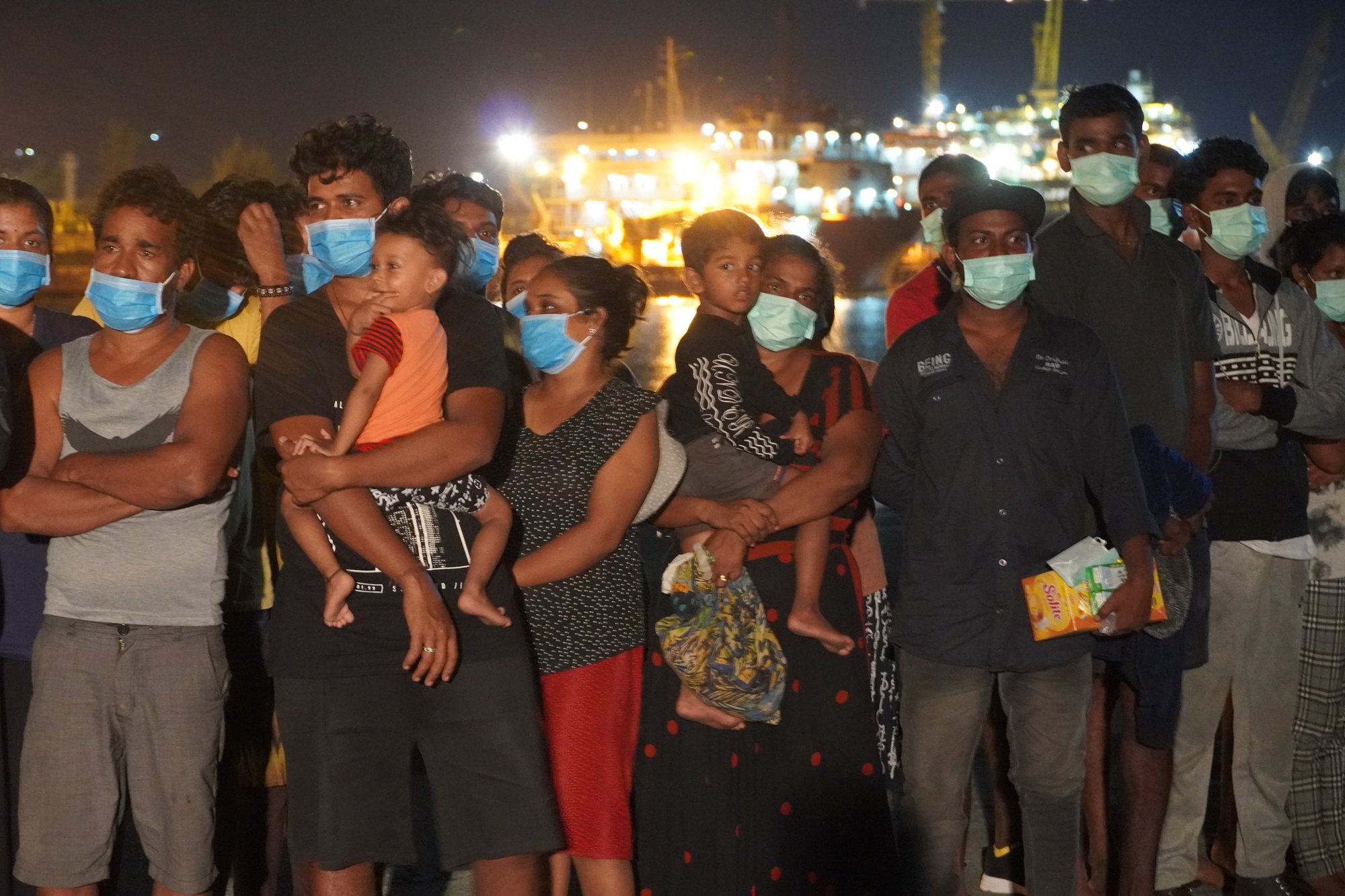 Trắng đêm đưa 305 công dân Sri Lanka gặp nạn vào đất liền
