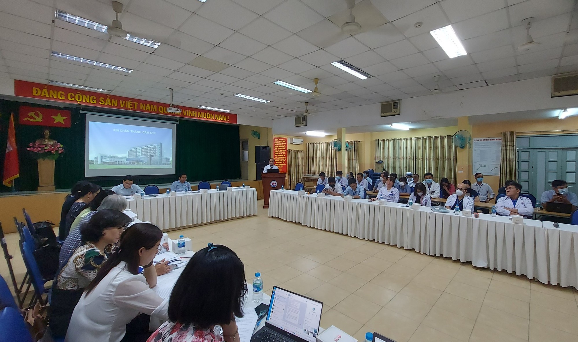 Bệnh viện Trưng Vương hạ ti&ecirc;u chuẩn tuyển dụng nhưng kh&ocirc;ng tuyển được điều dưỡng - Ảnh 1.