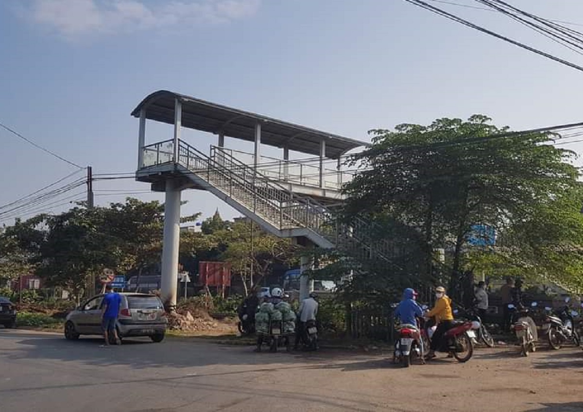 Băng qua đường sắt có rào chắn, đôi vợ chồng bị tàu hỏa tông thương vong