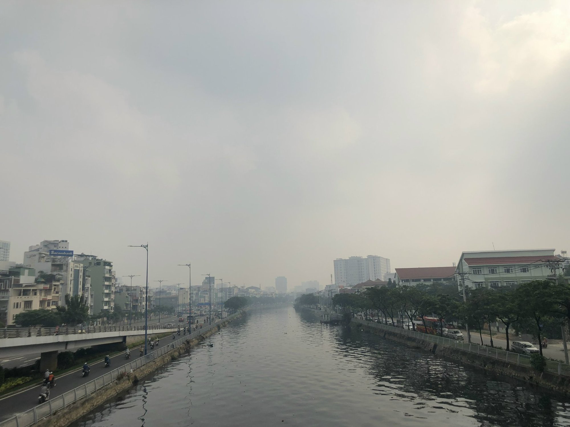 Trưa 1-12, chỉ số UV ở TP HCM đạt ngưỡng nguy cơ g&acirc;y hại - Ảnh 1.