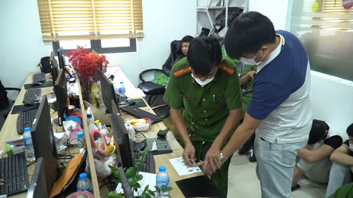 3 luật sư điều h&agrave;nh nh&oacute;m nh&acirc;n vi&ecirc;n đ&ograve;i nợ - Ảnh 2.