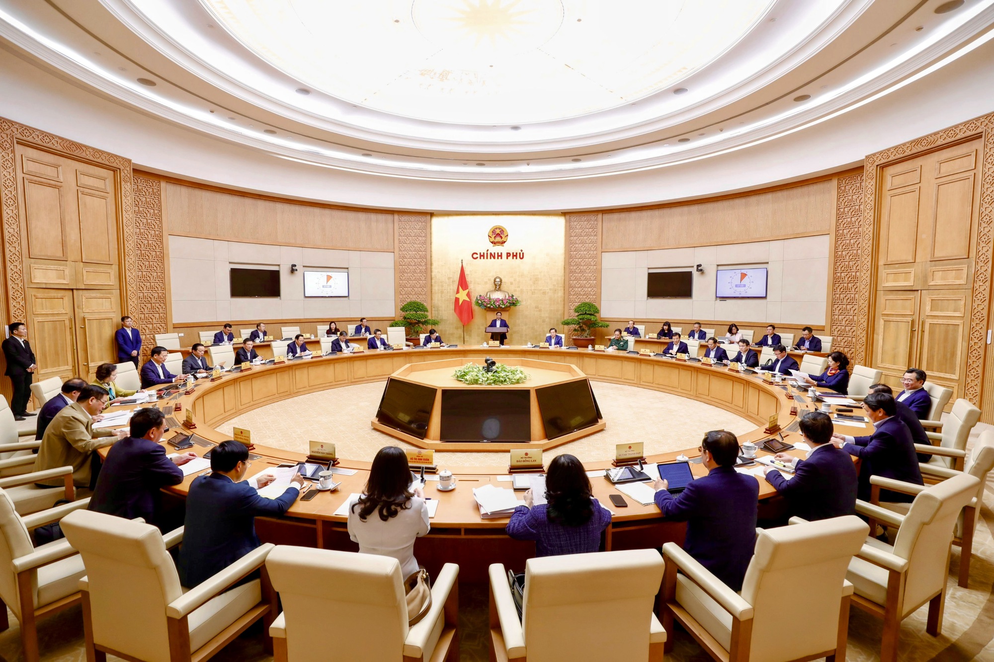 Thủ tướng: Khắc phục triệt để t&igrave;nh trạng thiếu xăng dầu, thuốc, vật tư y tế - Ảnh 2.