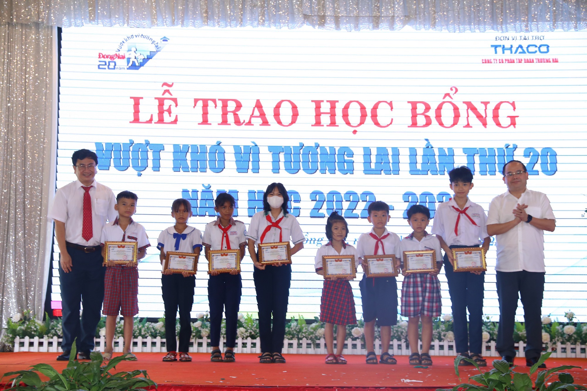 Báo Đồng Nai trao học bổng "Vượt khó vì tương lai"
