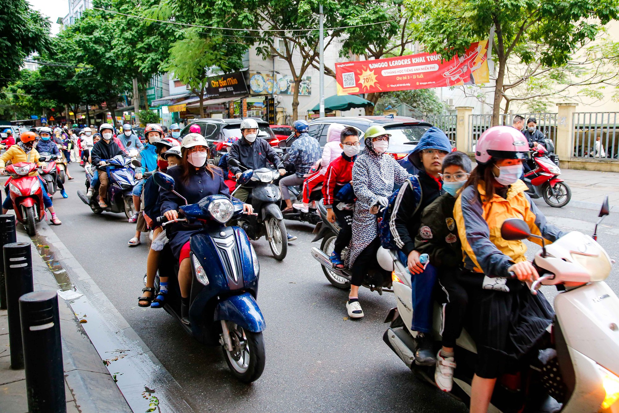 Người d&acirc;n H&agrave; Nội tr&ugrave;m &aacute;o mưa đ&oacute;n kh&ocirc;ng kh&iacute; lạnh - Ảnh 2.