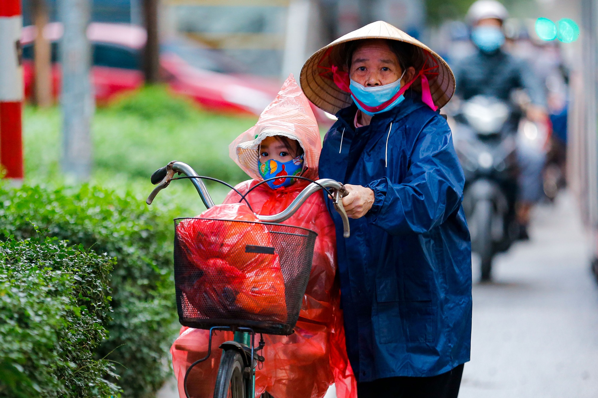 Người d&acirc;n H&agrave; Nội tr&ugrave;m &aacute;o mưa đ&oacute;n kh&ocirc;ng kh&iacute; lạnh - Ảnh 6.