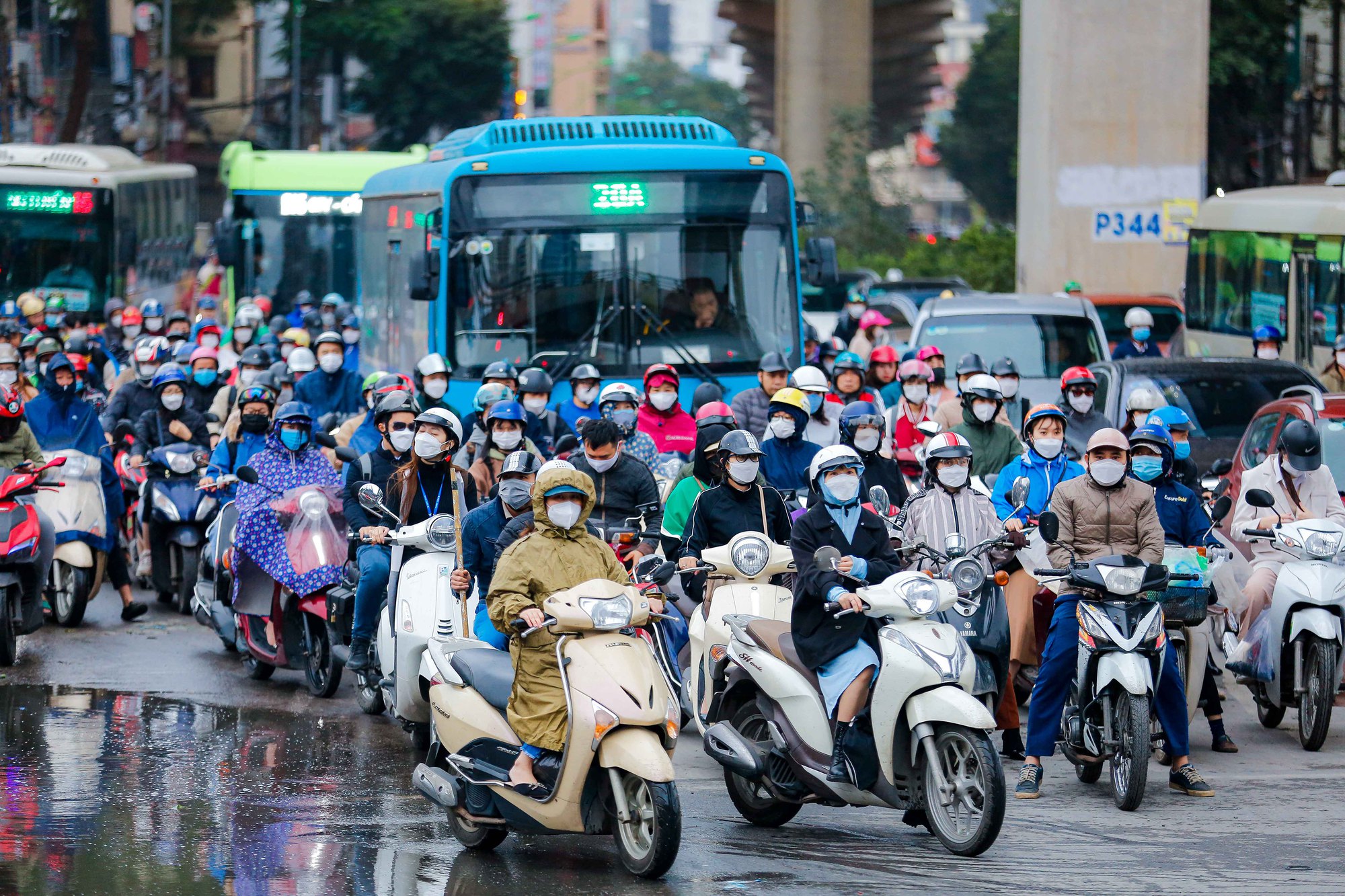 Người d&acirc;n H&agrave; Nội tr&ugrave;m &aacute;o mưa đ&oacute;n kh&ocirc;ng kh&iacute; lạnh - Ảnh 3.