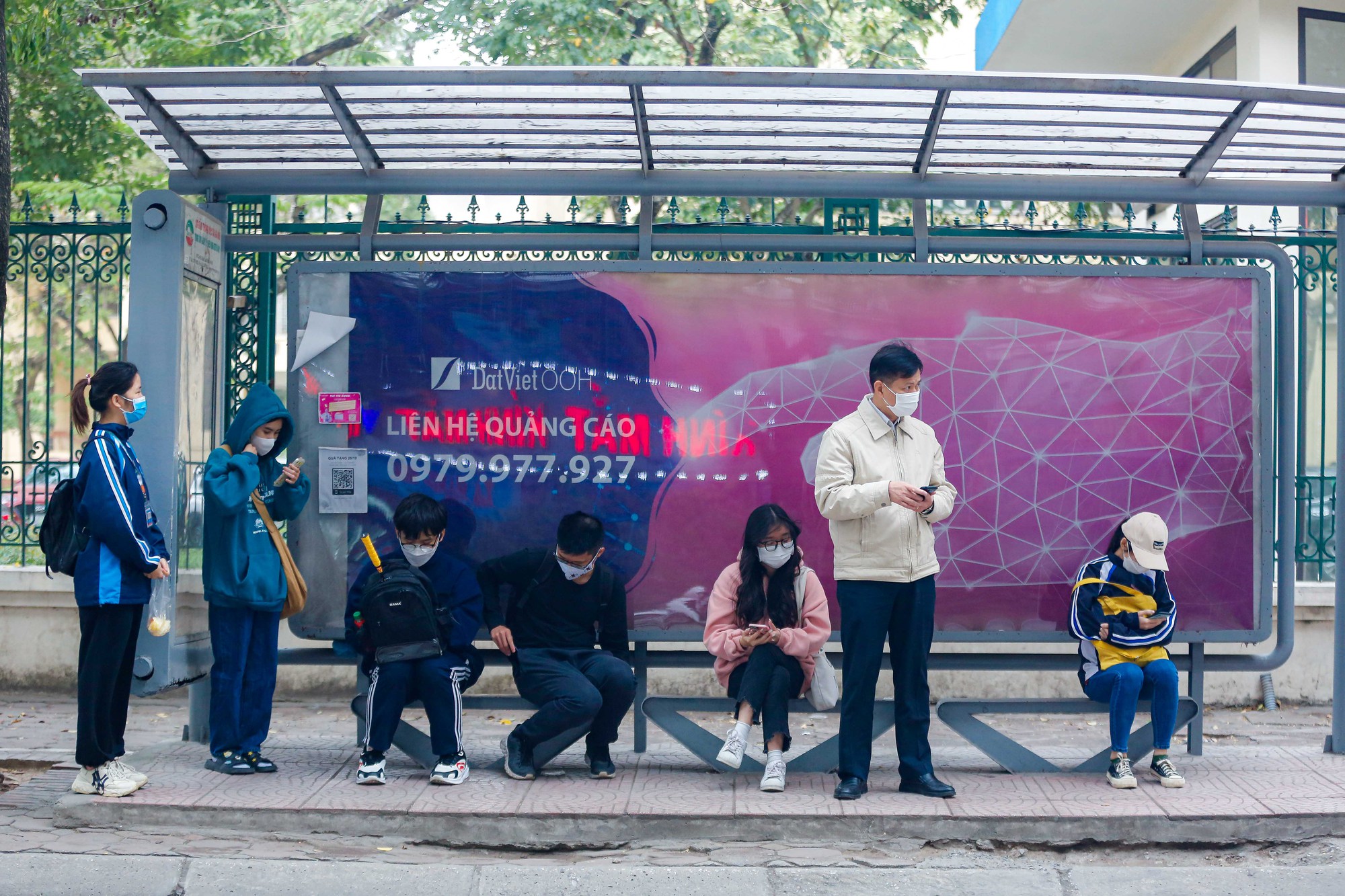 Người d&acirc;n H&agrave; Nội tr&ugrave;m &aacute;o mưa đ&oacute;n kh&ocirc;ng kh&iacute; lạnh - Ảnh 7.