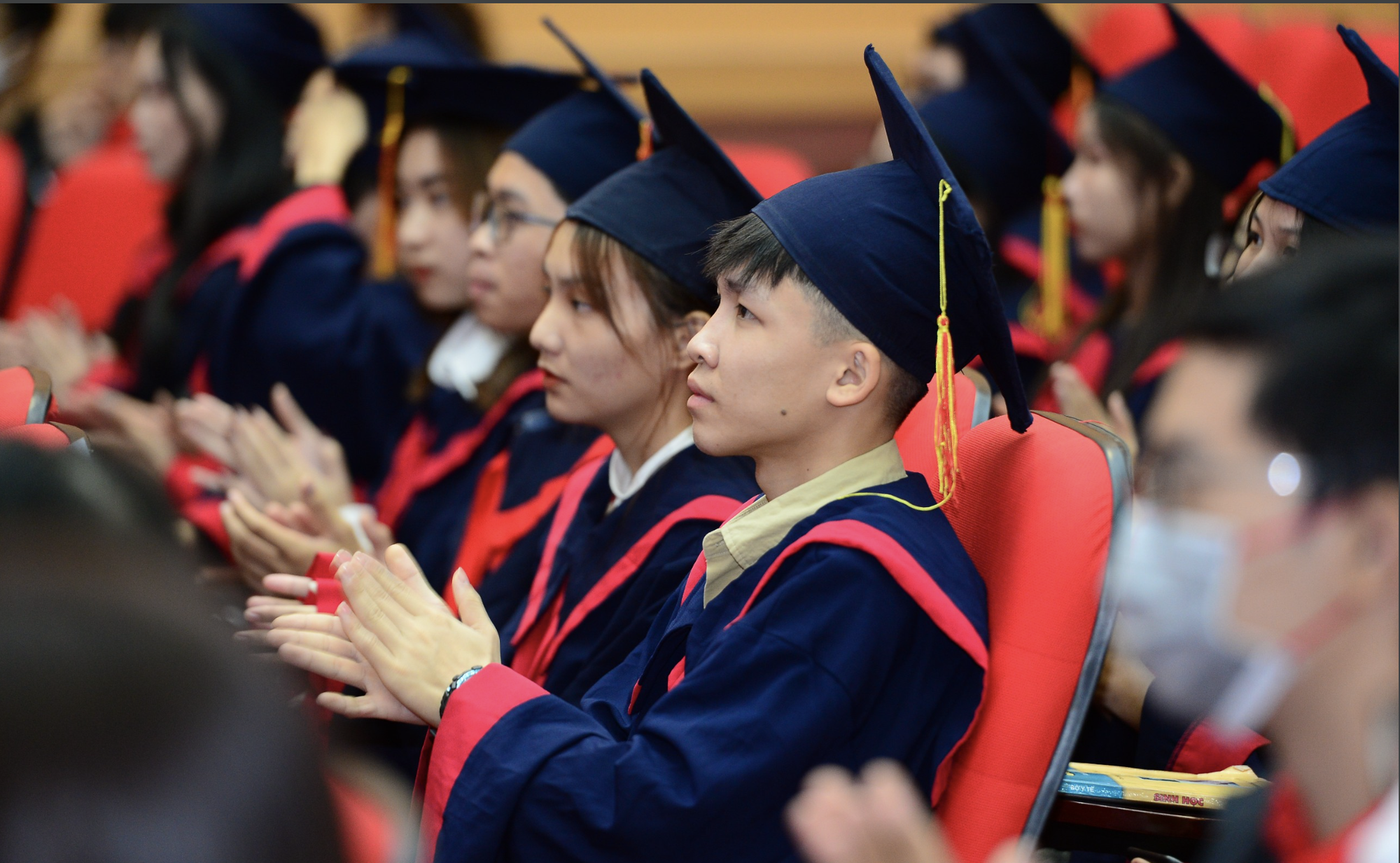 Trao học bổng "Nâng bước thủ khoa" cho 140 tân sinh viên