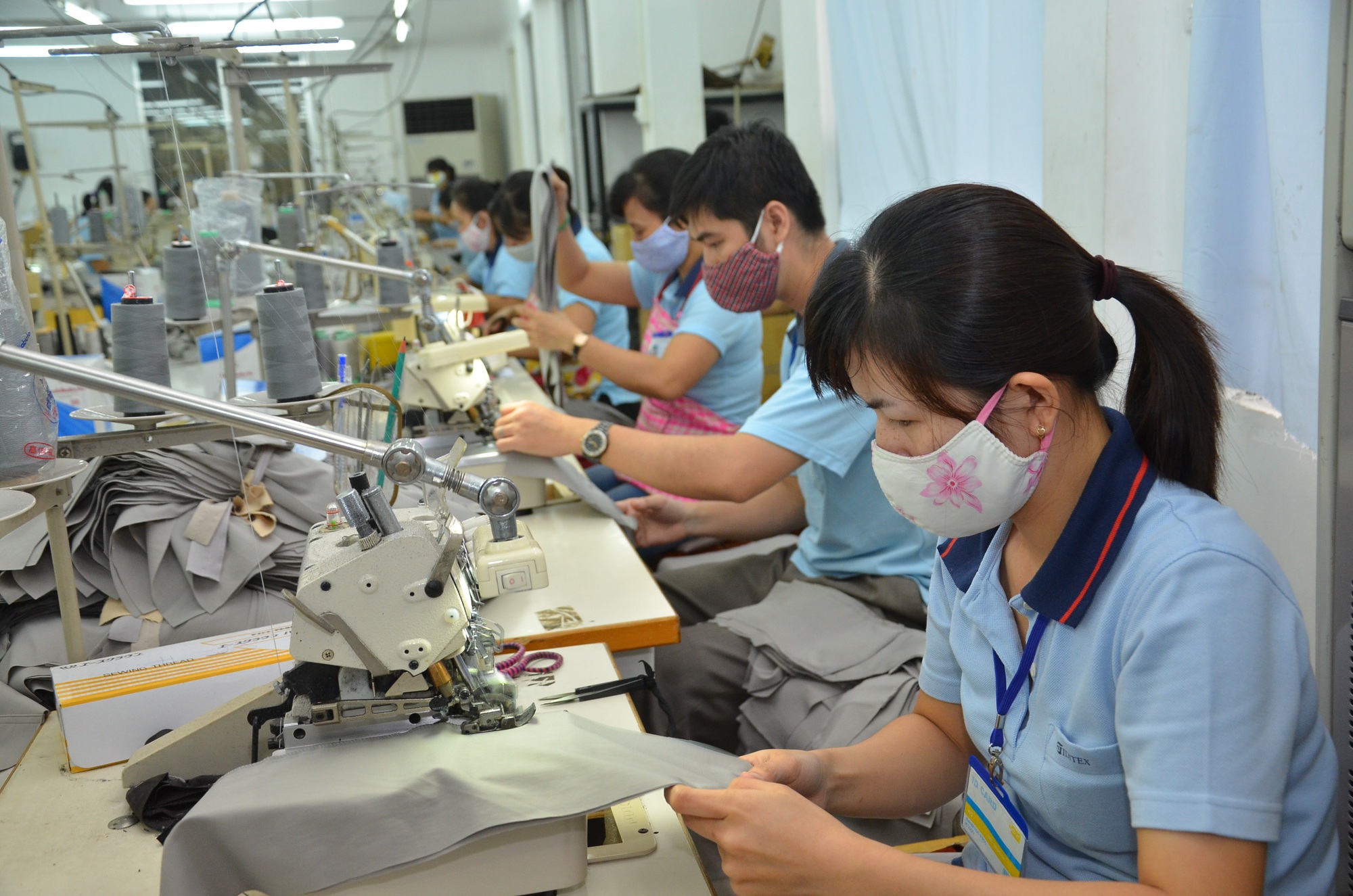 Giúp công nhân vượt khó