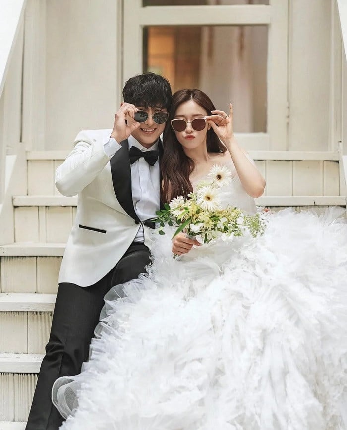 Ảnh cưới nh&iacute; nhảnh của nữ thần giải tr&iacute; v&agrave; sao b&oacute;ng ch&agrave;y - Ảnh 6.