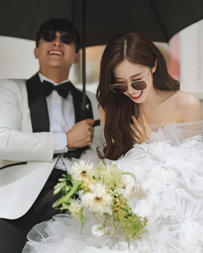 Ảnh cưới nh&iacute; nhảnh của nữ thần giải tr&iacute; v&agrave; sao b&oacute;ng ch&agrave;y - Ảnh 5.