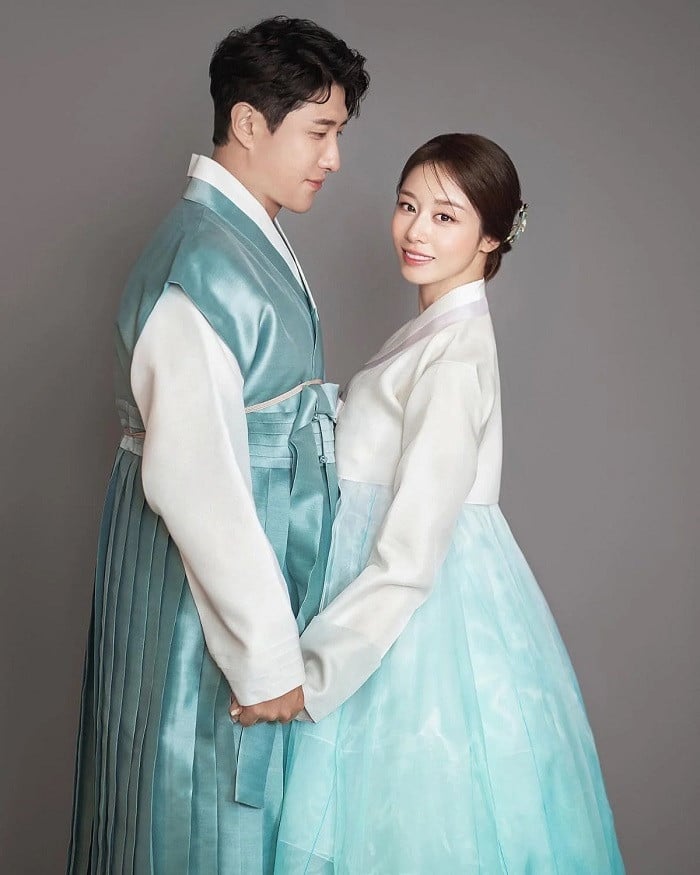 Ảnh cưới nh&iacute; nhảnh của nữ thần giải tr&iacute; v&agrave; sao b&oacute;ng ch&agrave;y - Ảnh 9.