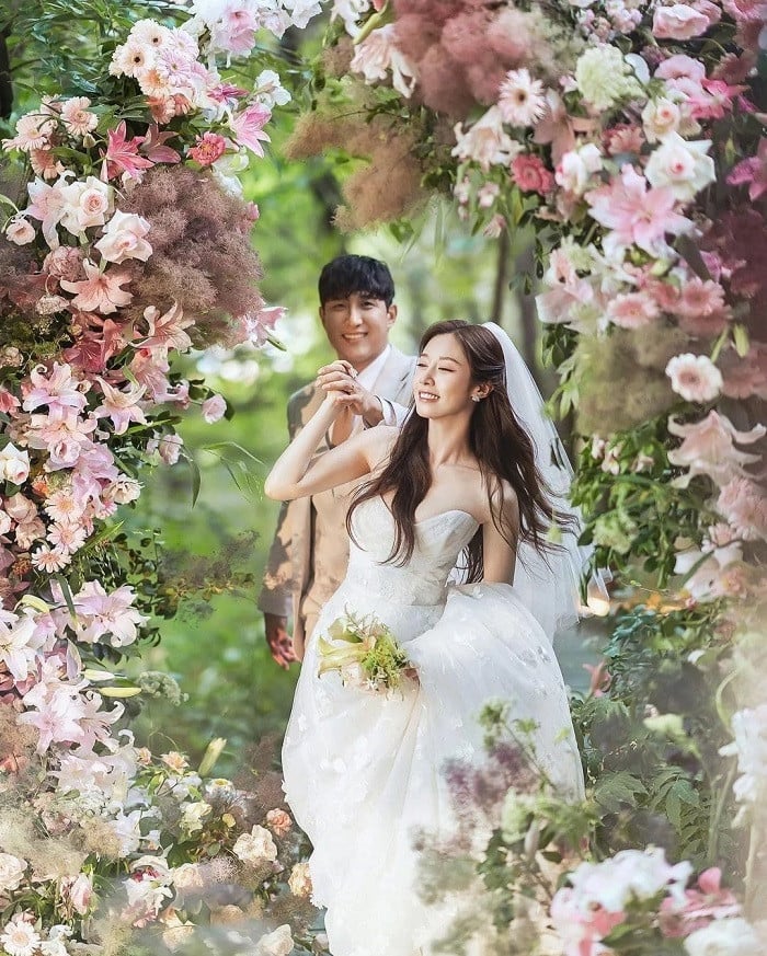 Ảnh cưới nh&iacute; nhảnh của nữ thần giải tr&iacute; v&agrave; sao b&oacute;ng ch&agrave;y - Ảnh 4.