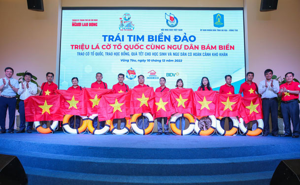 Ngày hội trao cờ, lan tỏa tình yêu Tổ quốc - Ảnh 3.