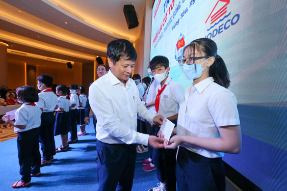 Ngày hội trao cờ, lan tỏa tình yêu Tổ quốc - Ảnh 2.