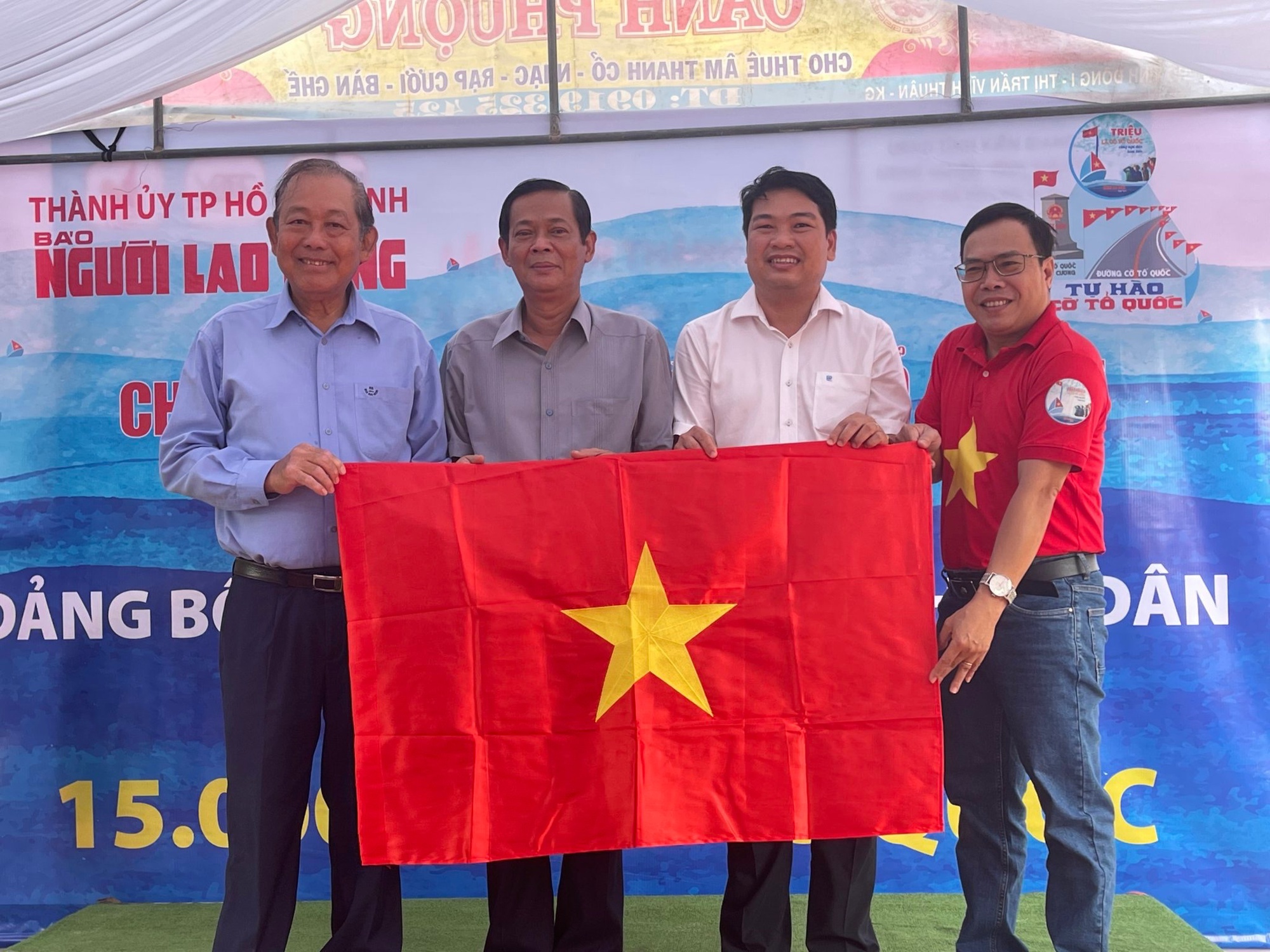 Trao tặng 15.000 lá cờ Tổ quốc và 100 triệu đồng học bổng tại Kiên Giang
