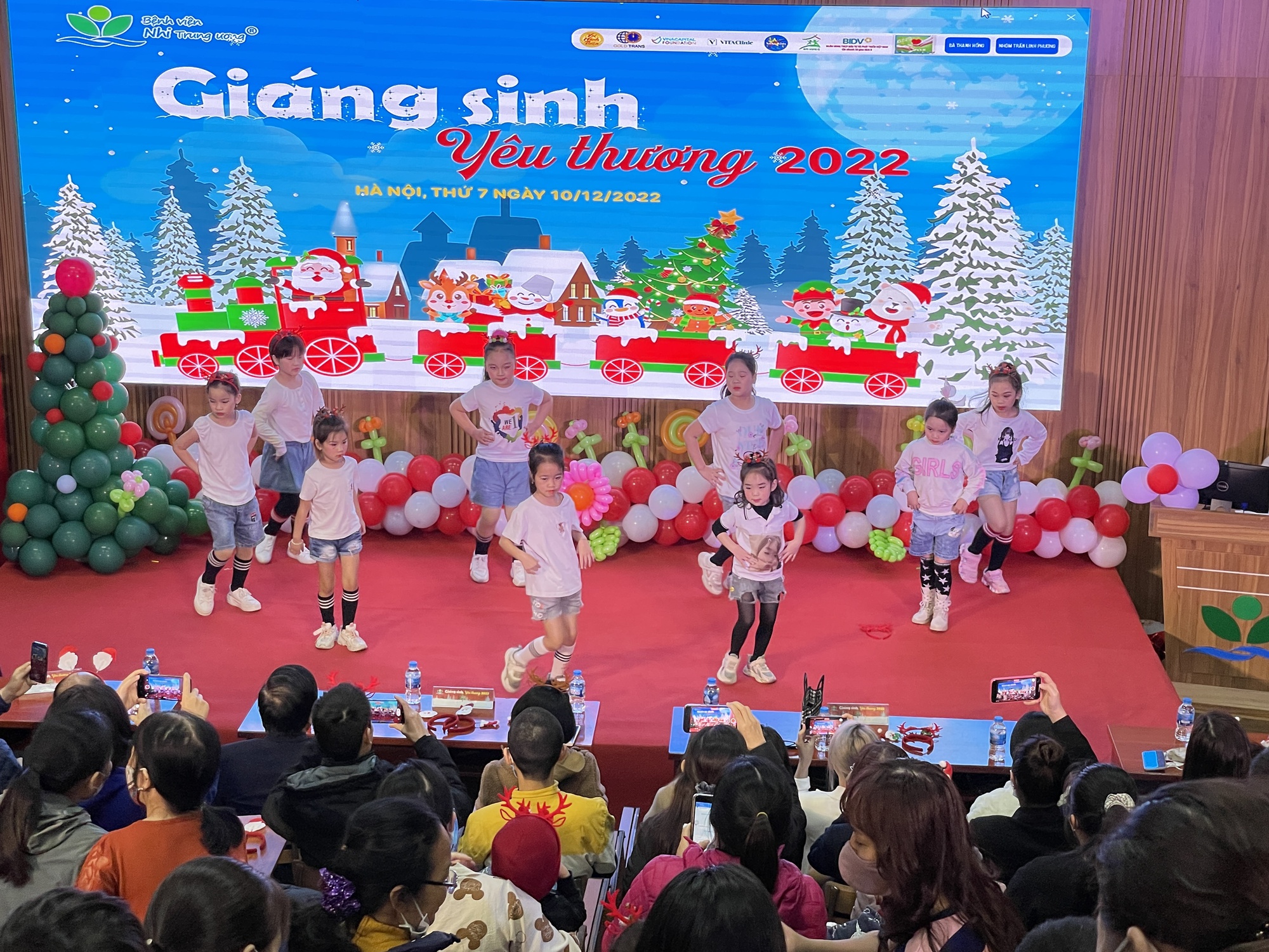 Gi&aacute;ng sinh y&ecirc;u thương cho h&agrave;ng trăm bệnh nh&acirc;n nhi - Ảnh 2.