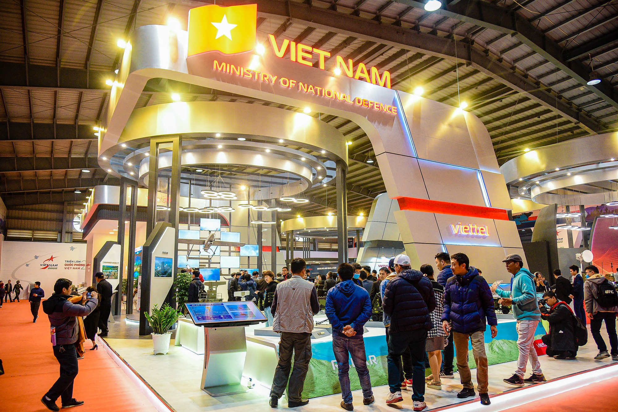 Người d&acirc;n đội mưa tham quan triển l&atilde;m Quốc ph&ograve;ng quốc tế Việt Nam - Ảnh 11.