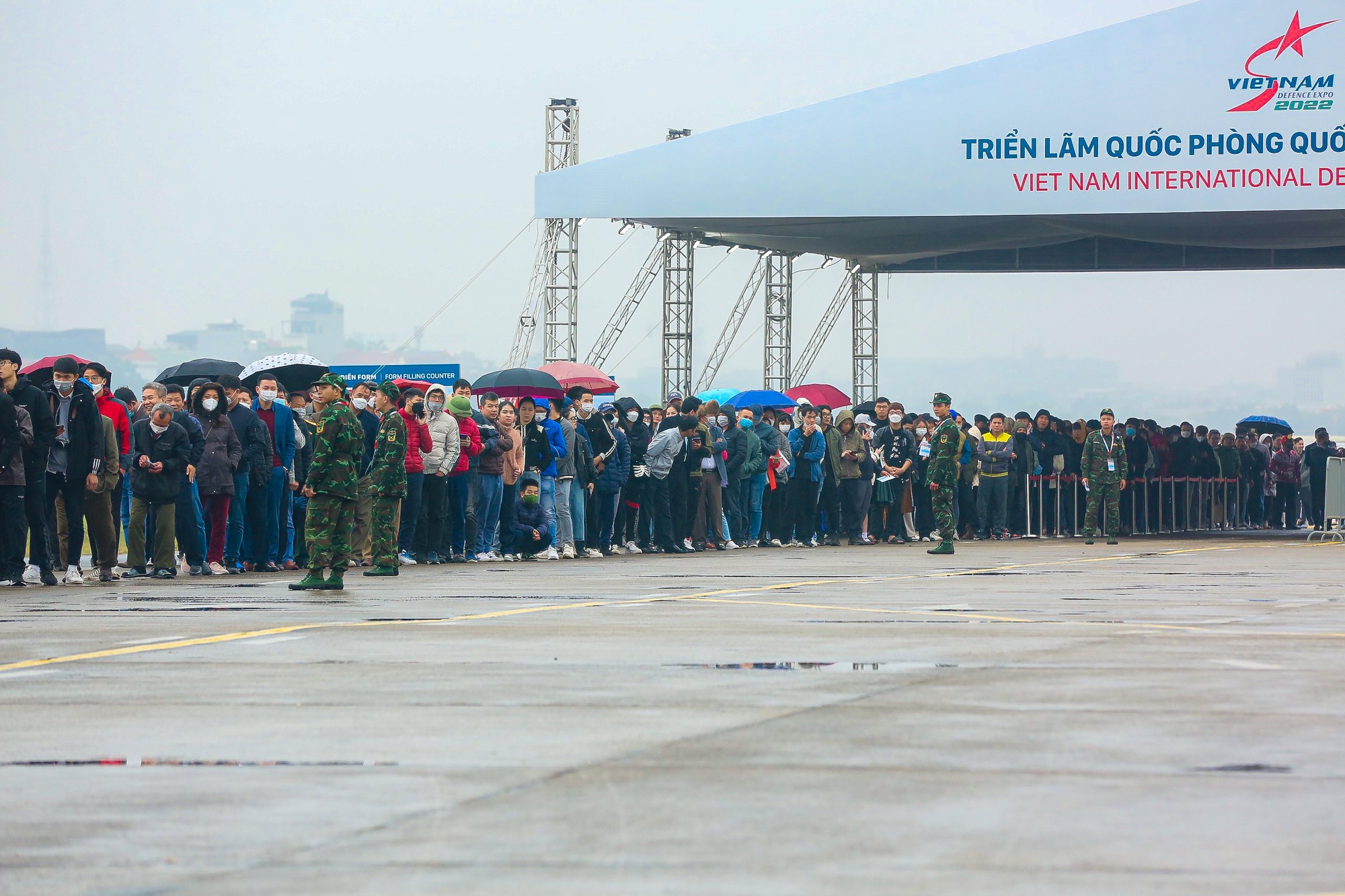 Người d&acirc;n đội mưa tham quan triển l&atilde;m Quốc ph&ograve;ng quốc tế Việt Nam - Ảnh 1.