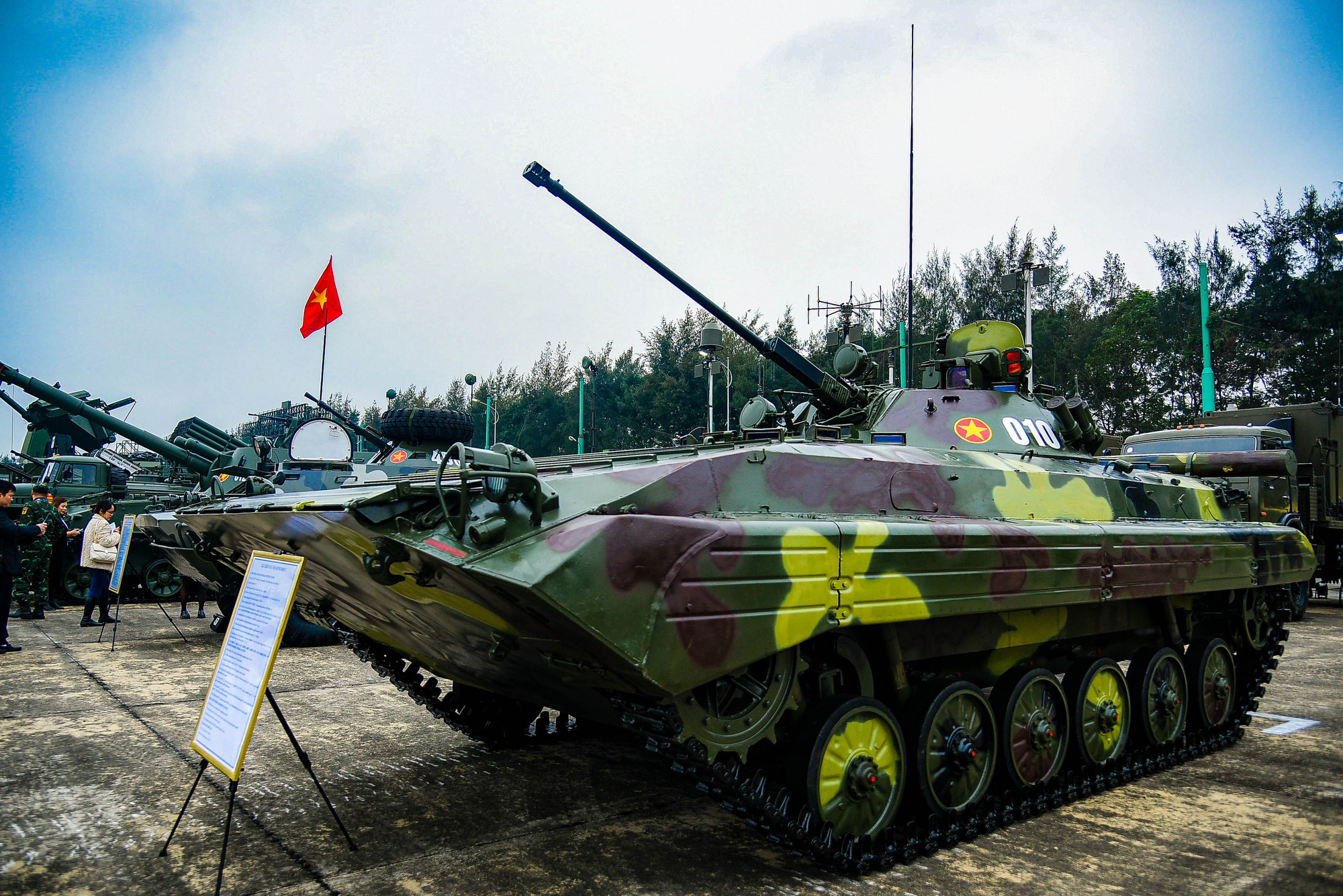 Người d&acirc;n đội mưa tham quan triển l&atilde;m Quốc ph&ograve;ng quốc tế Việt Nam - Ảnh 9.