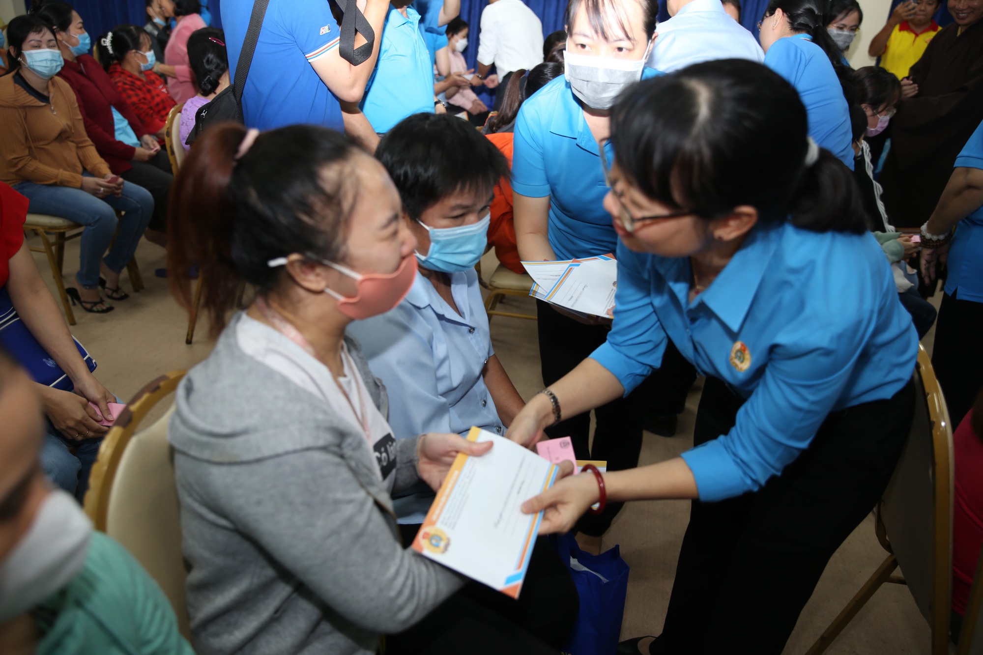 Nữ công nhân háo hức nhận quà, khám sức khỏe - Ảnh 1.