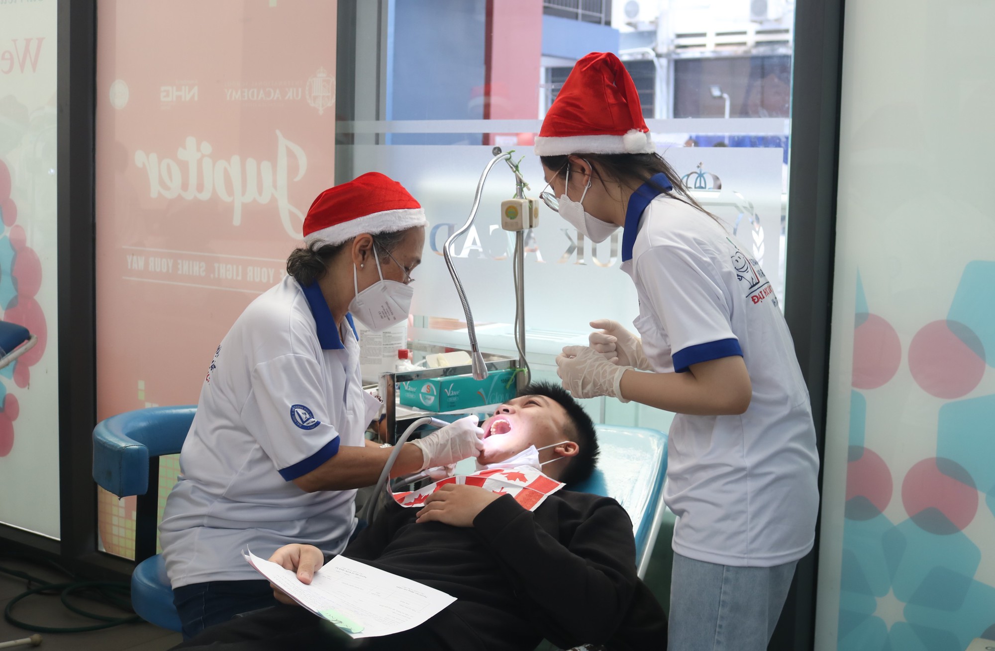 Gần 2.000 người khuyết tật, sinh vi&ecirc;n, trẻ mồ c&ocirc;i được kh&aacute;m, chữa bệnh miễn ph&iacute; - Ảnh 1.