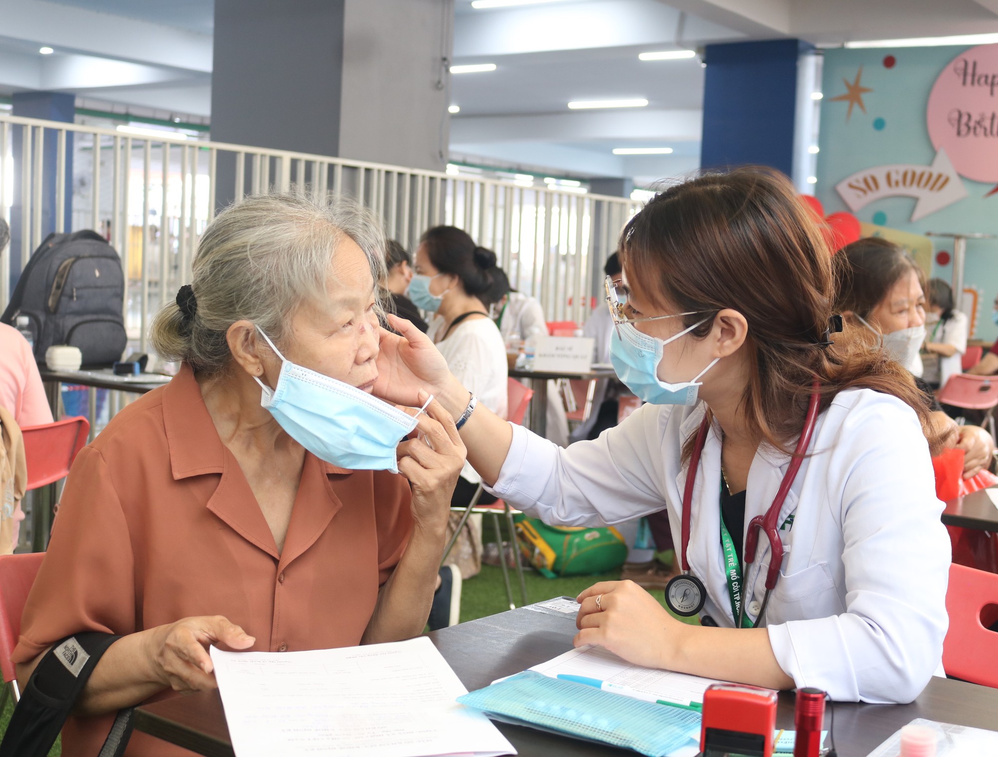 Gần 2.000 người khuyết tật, sinh viên, trẻ mồ côi được khám, chữa bệnh miễn phí