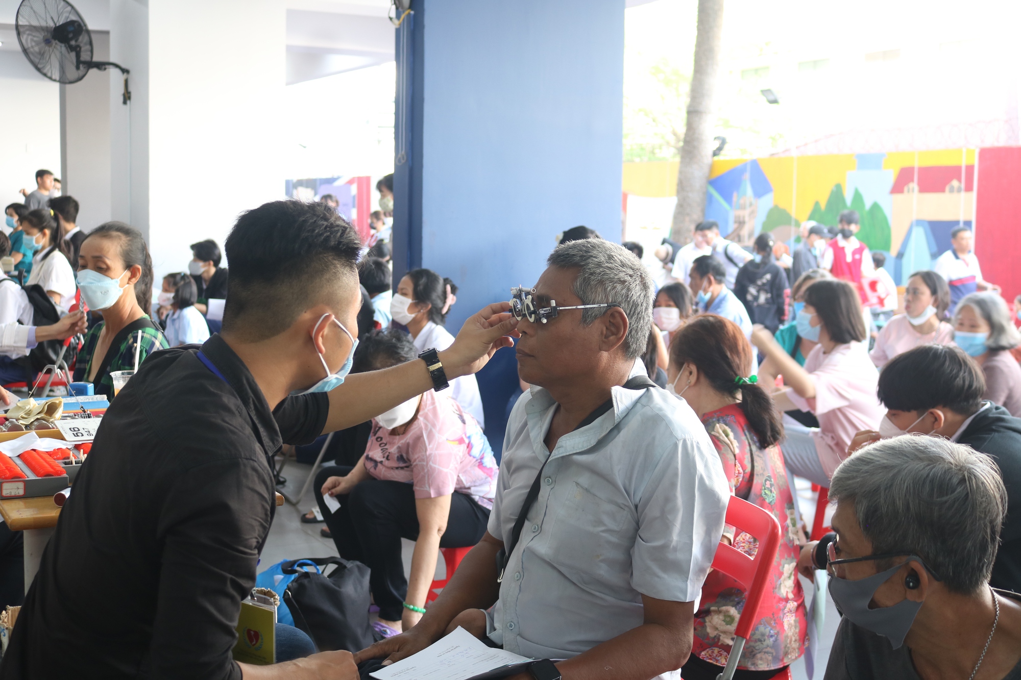 Gần 2.000 người khuyết tật, sinh vi&ecirc;n, trẻ mồ c&ocirc;i được kh&aacute;m, chữa bệnh miễn ph&iacute; - Ảnh 2.
