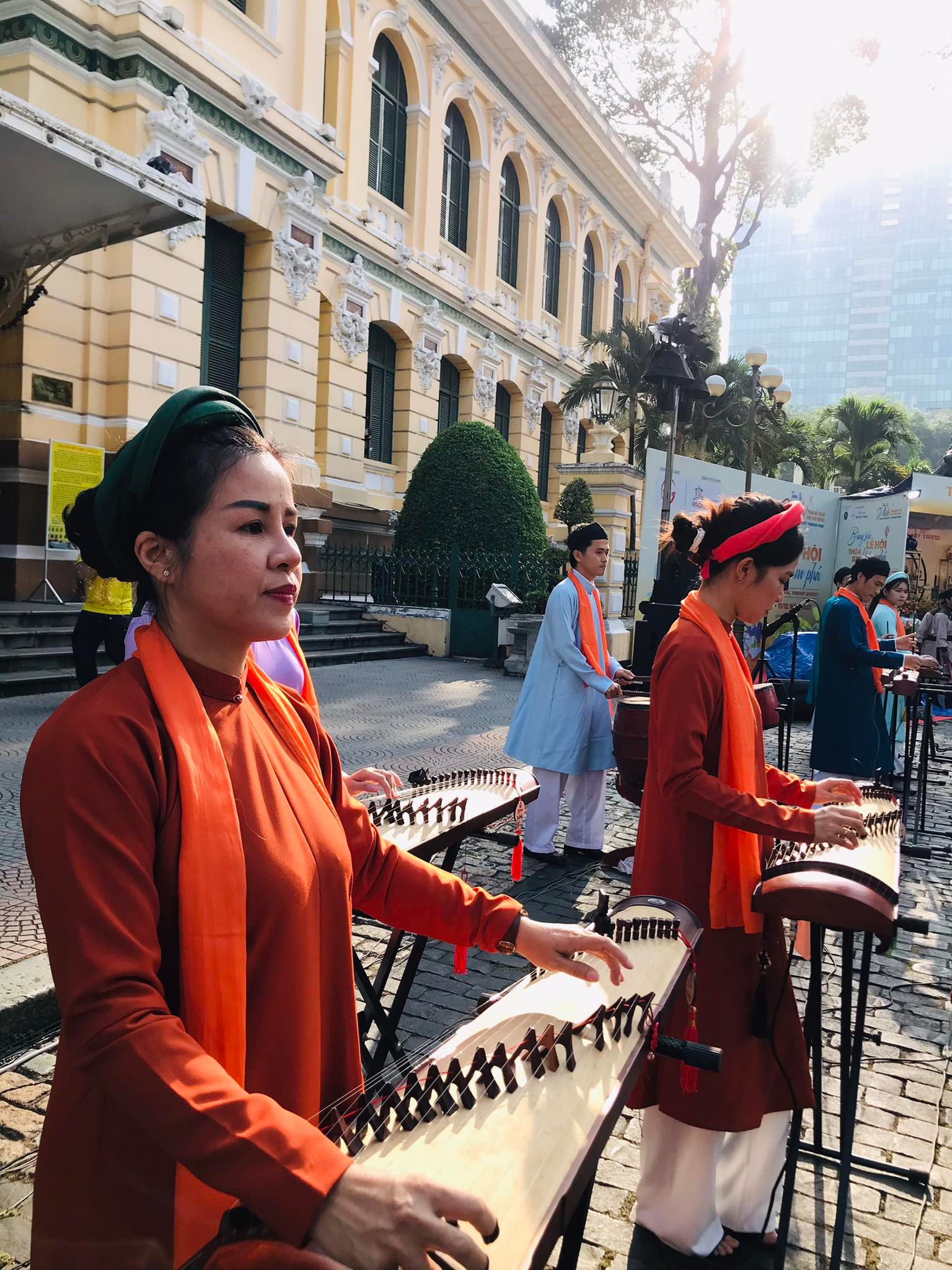 Du khách thích thú khám phá đàn bầu tại không gian Bưu điện TP HCM - Ảnh 3.