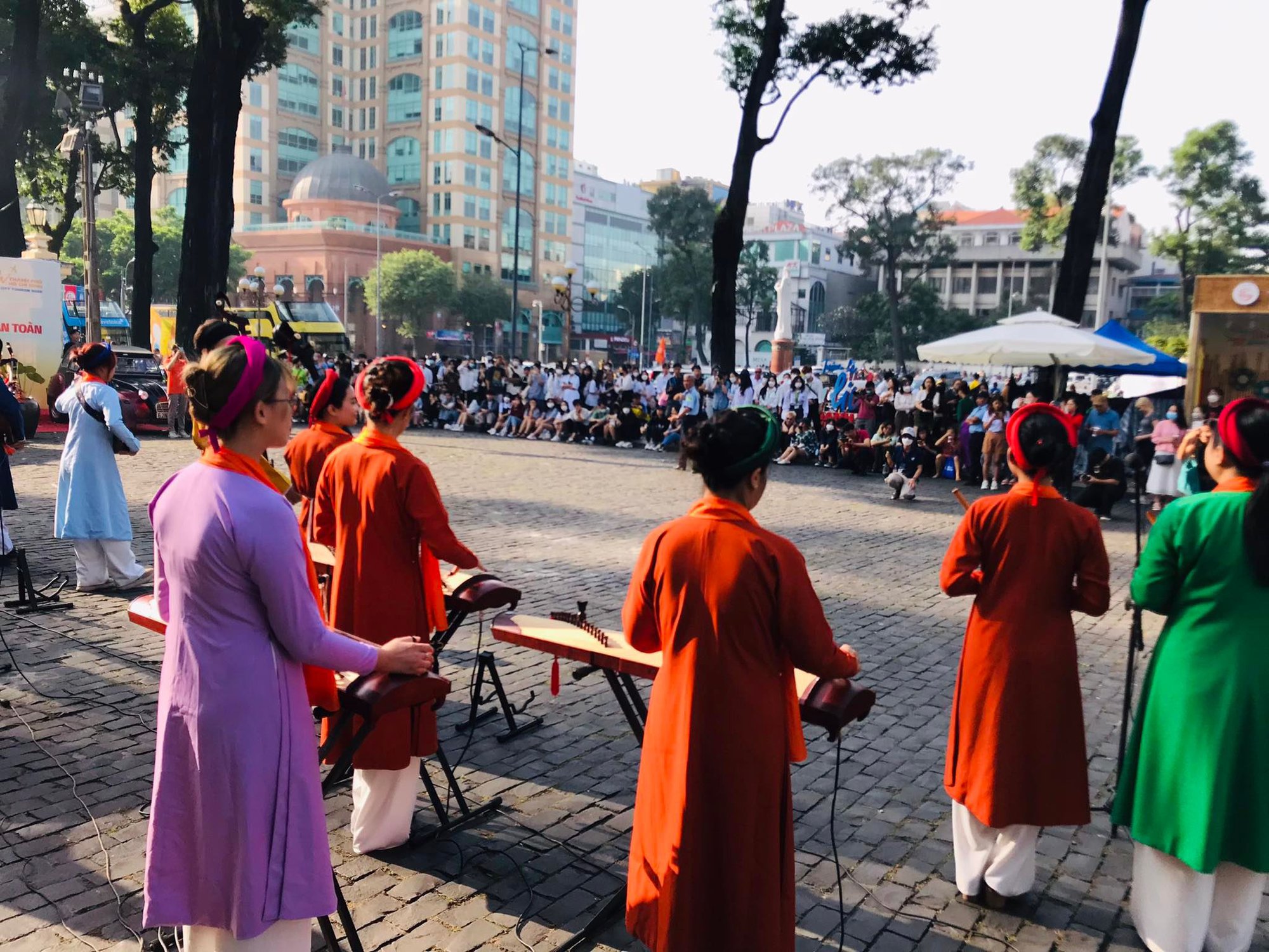 Du khách thích thú khám phá đàn bầu tại không gian Bưu điện TP HCM - Ảnh 5.