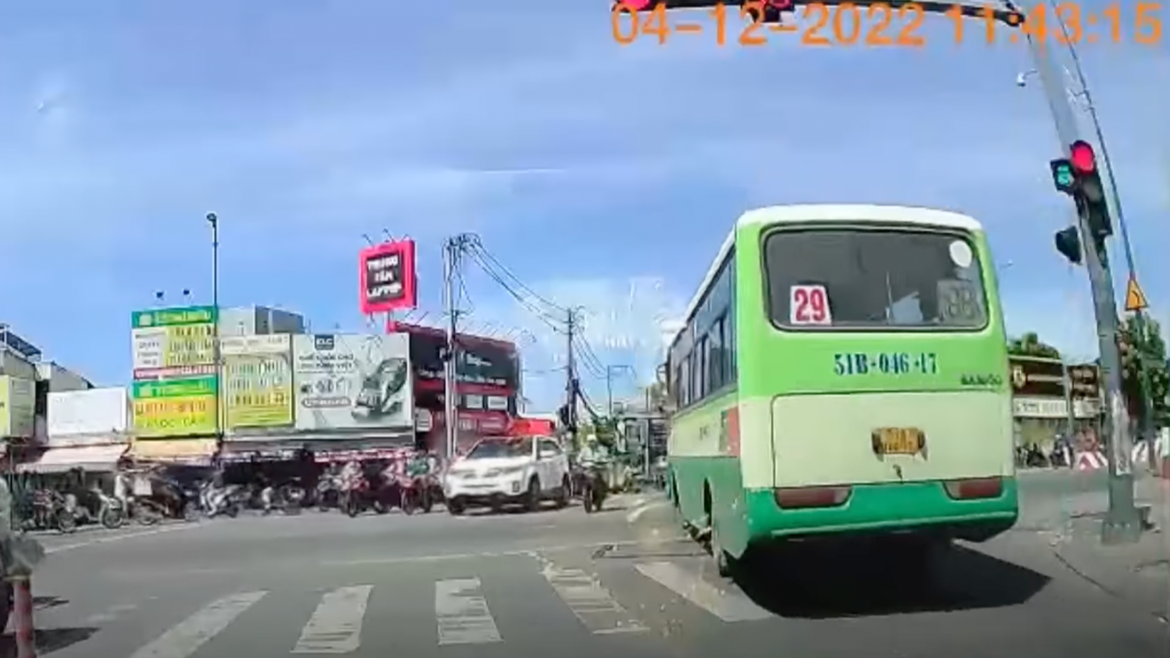 Tài xế xe buýt vượt đèn đỏ qua ngã tư đông đúc ở TP Thủ Đức